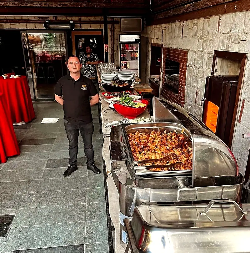 Eylül Catering açık büfe servisi – sıcak yemek ünitelerinin başında şef
