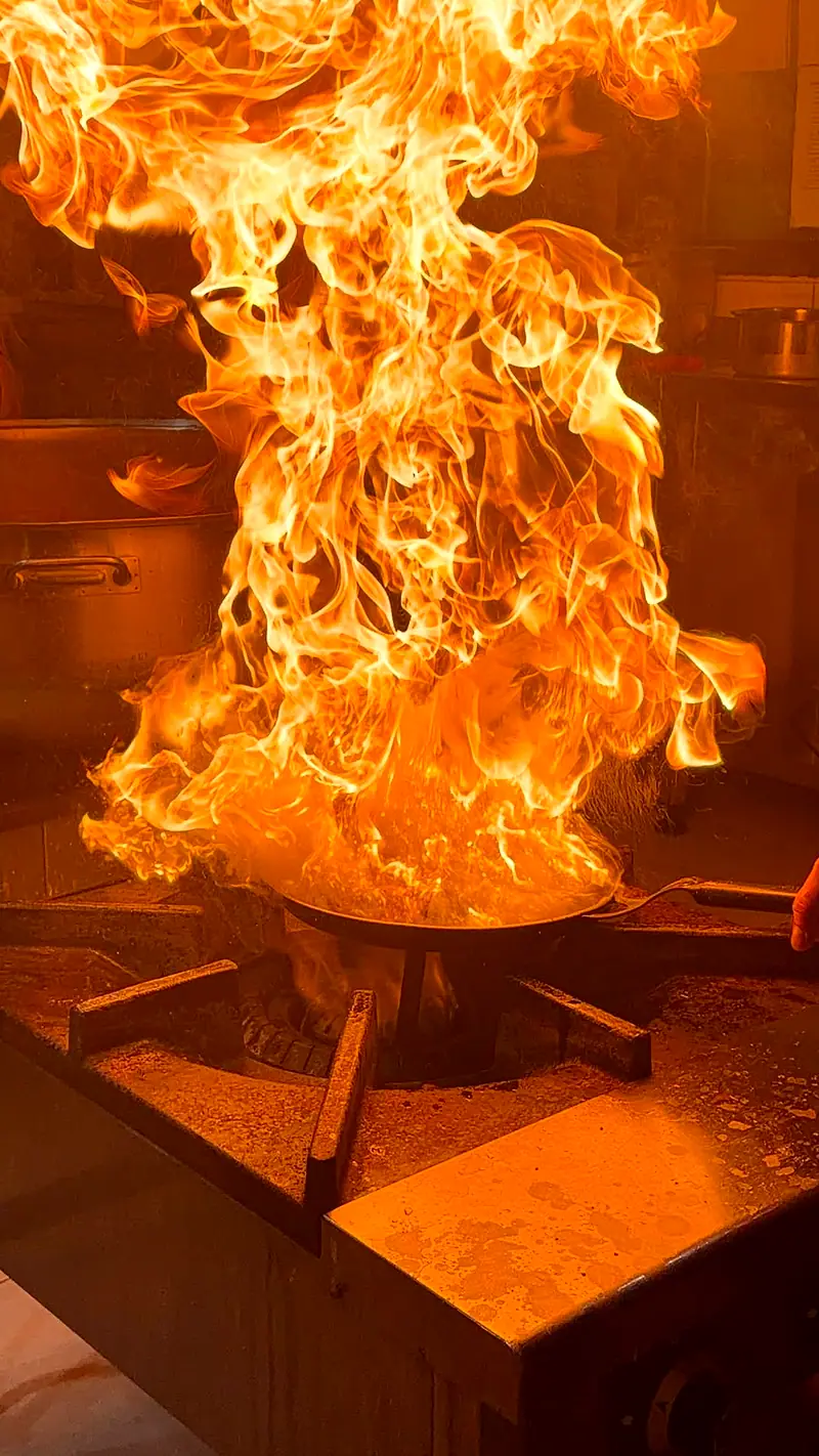 Ankara catering mutfağında yüksek ateşte tava pişirme
