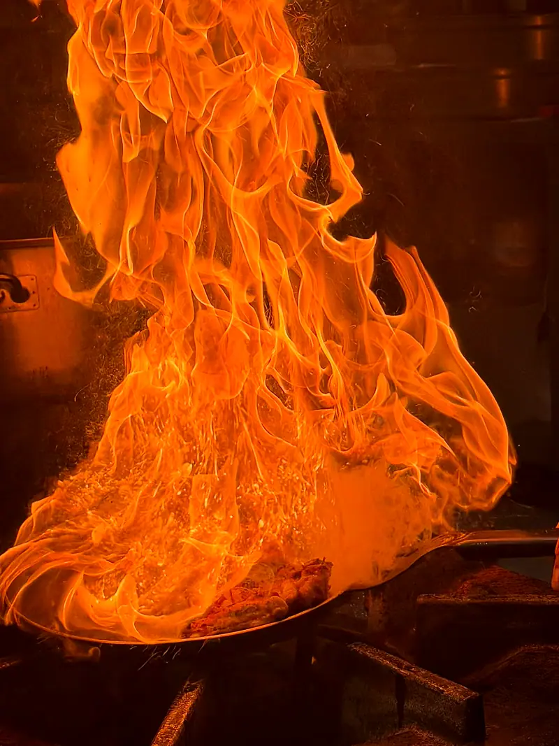Eylül Catering mutfağında alevli tavada yemek pişirilirken