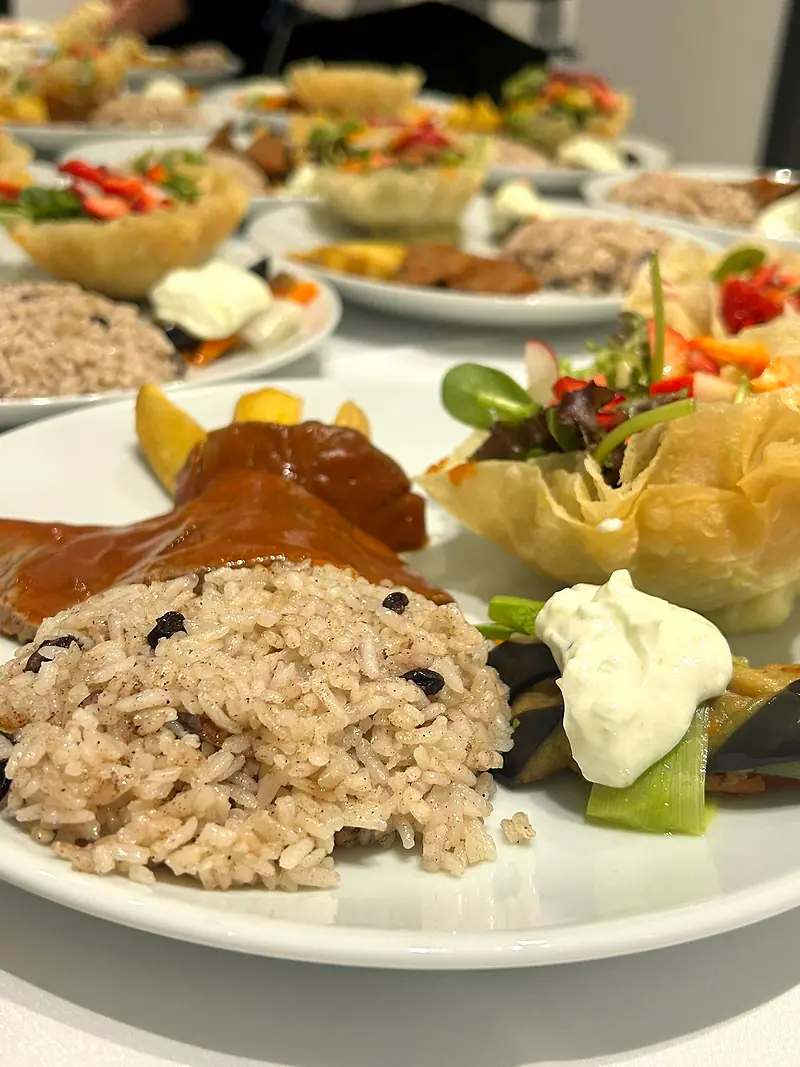 Eylül Catering davet yemeği sunumu – pilav, et ve sepet salata