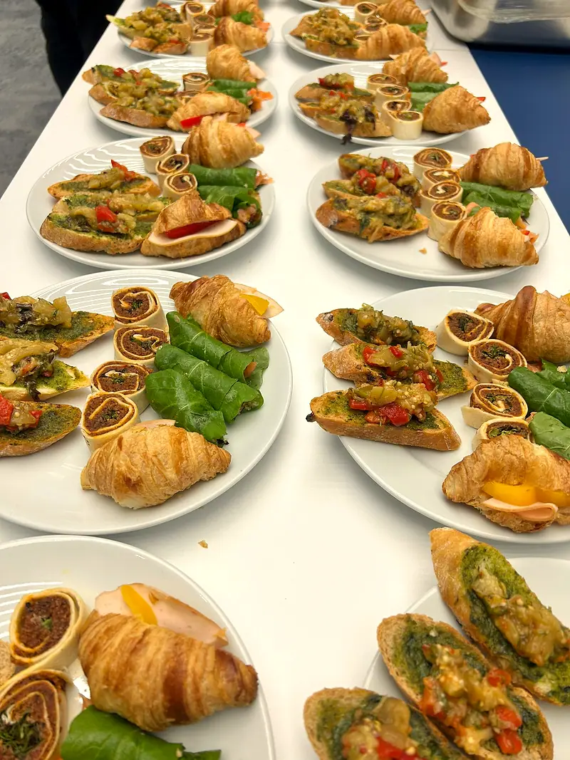 Kokteyl ikram servisi – bruschetta, sarma ve mini kruvasanlar
