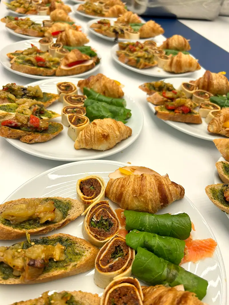 Kokteyl ikram tabağı – sarma, kruvasan ve bruschetta