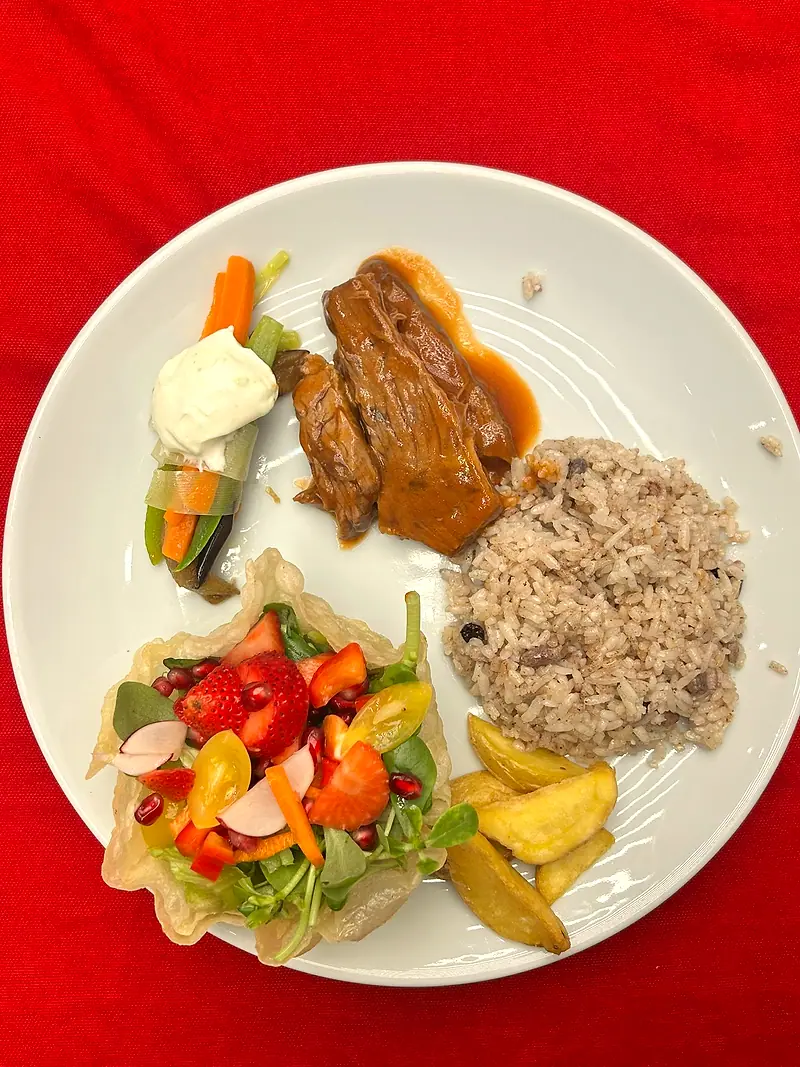 Özel davet tabağı – pilav, et, sebze ve sepet salata