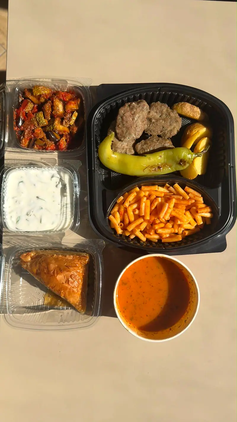 Paket yemek menüsü – köfte, makarna, cacık, çorba ve baklava