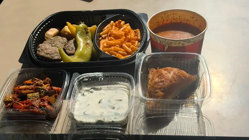 Kumanya ve paket yemek menüsü – köfte, közlenmiş biber ve makarna