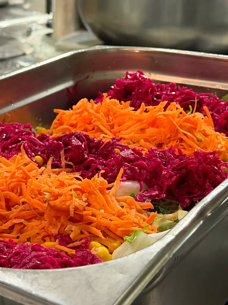 Günlük taze hazırlanan havuç ve mor lahana salatası