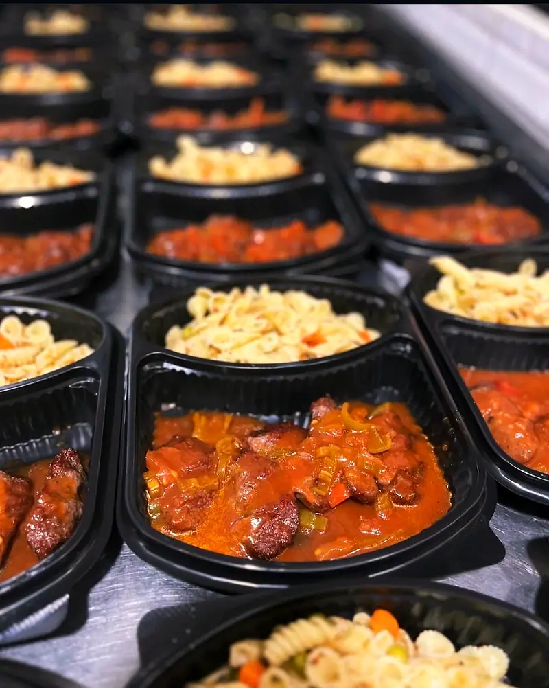 Toplu yemek üretimi – servise hazır yemek kapları